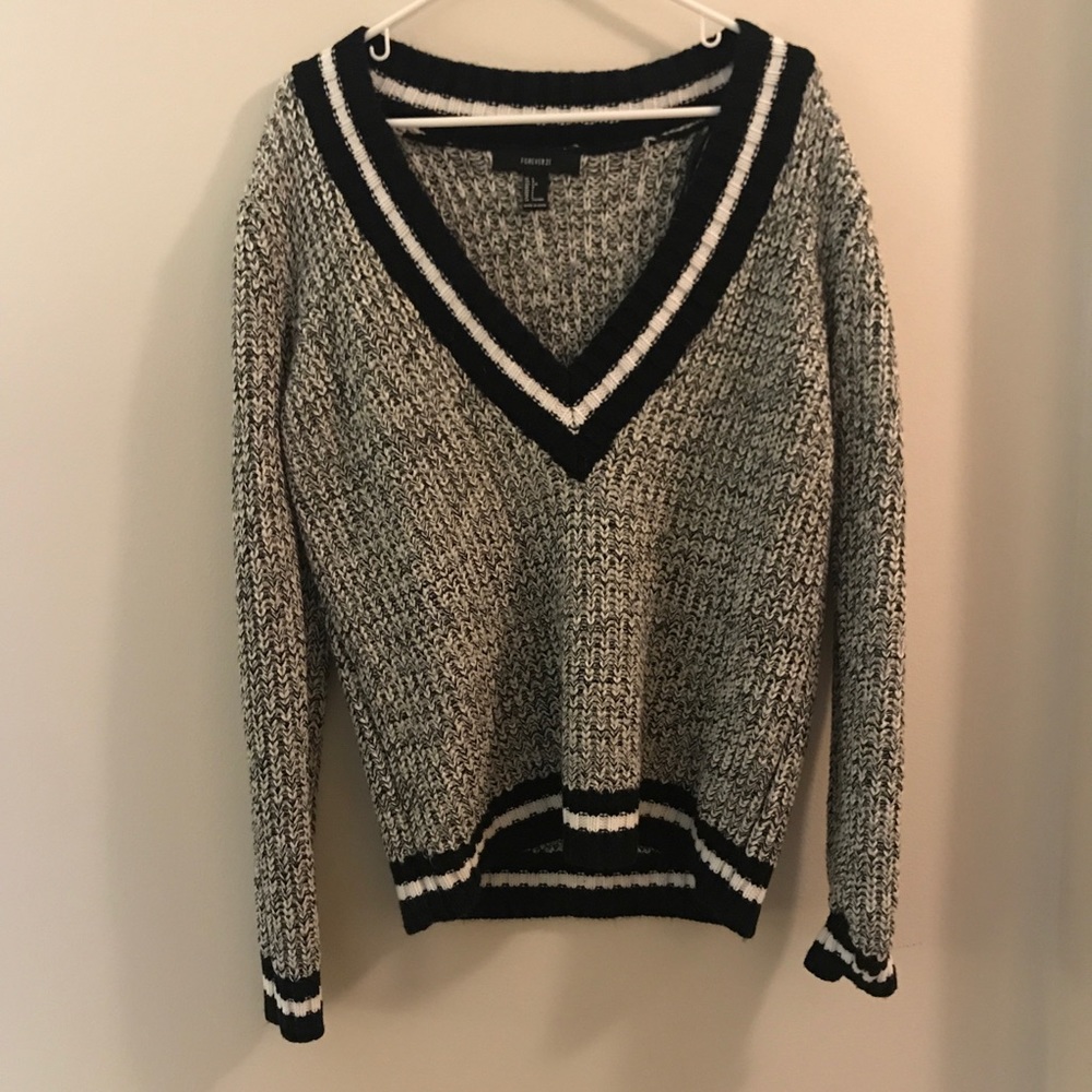 forever 21 black and white v neck sweater☺️